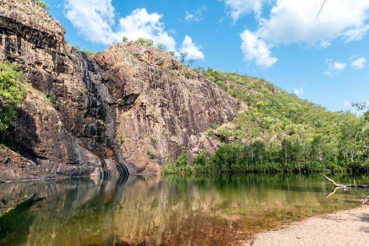 lago con acantilado en el parque nacional de kakadu en australia - weroad