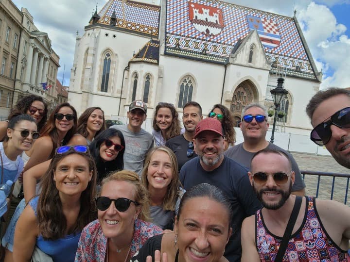 grupo de viajeros de weroad haciendo un selfie delante de la catedral de san marcos en zagreb, algo que ver en croacia