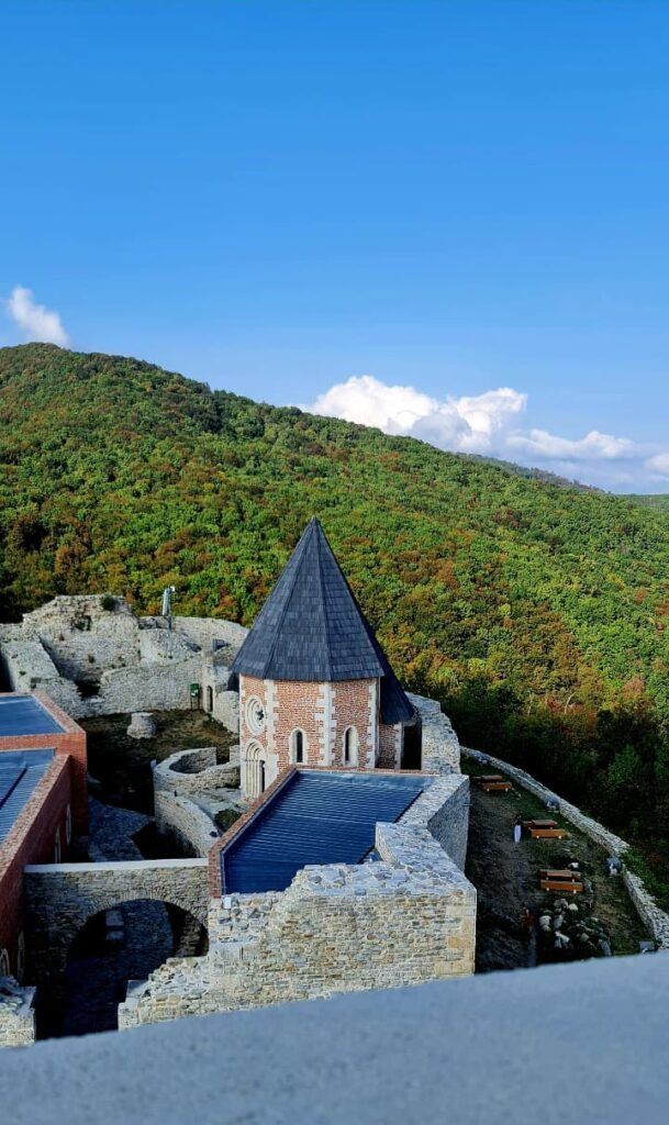 murallas del castillo medvedgrad, detrás colina con bosque - weroad