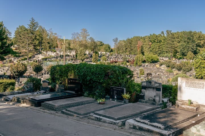 tumbas en el cementerio de mirogoj, algo que ver en zagreb, croacia - weroad