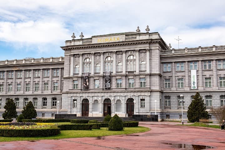 edificio imperial que contiene el museo mimara, algo que ver en zagreb - weroad