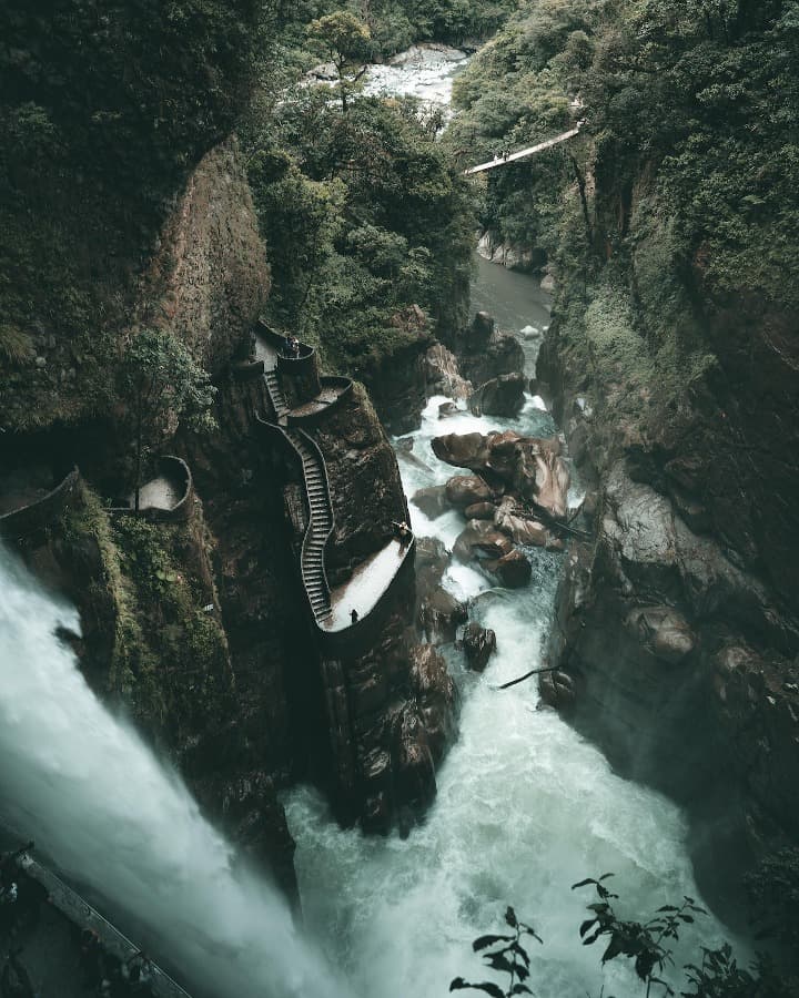 escalera en medio de cascadas y arboles, baños de agua santa en ecuador - weroad
