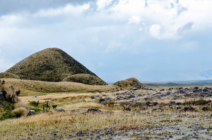 montaña y paisahe seco con piedras, Cotopaxi, algo que ver en ecuador - weroad