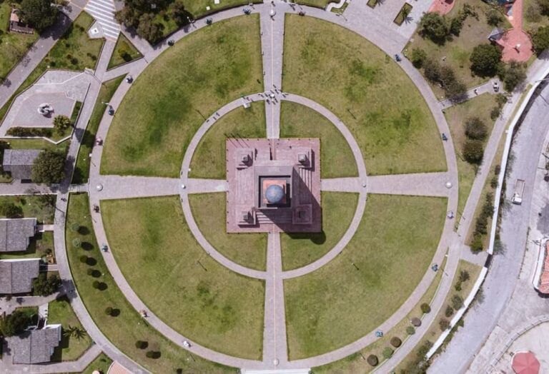 vista cenital de una plaza con una piramide en el medio en mitad del mundo, ecuador - weroad