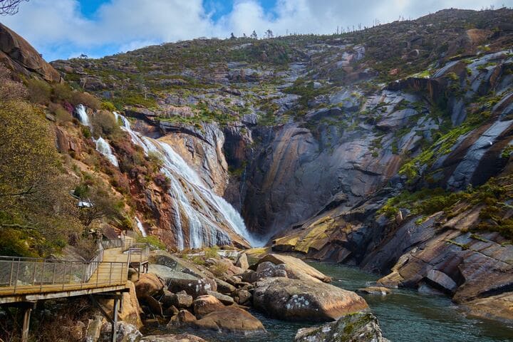 cascada de ezaro, montañas y pasarela para verlas de cerca. en galicia - weroad