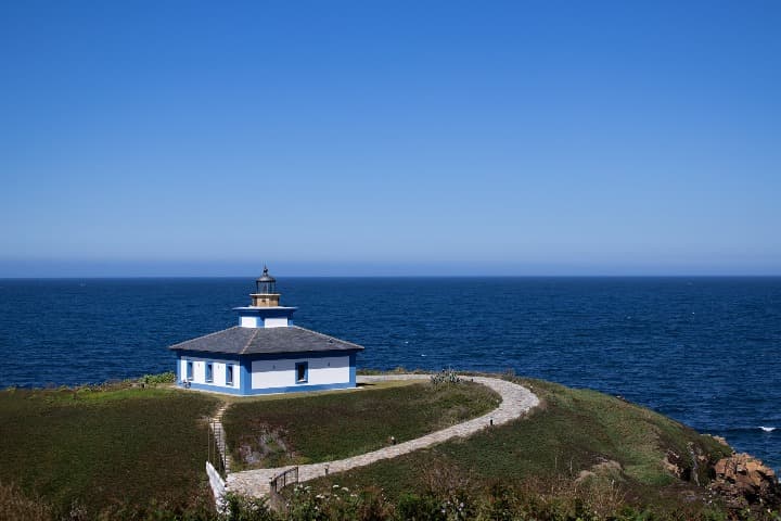 Faro azul y blanco en Illa Pancha, Lugo, galicia - weroad