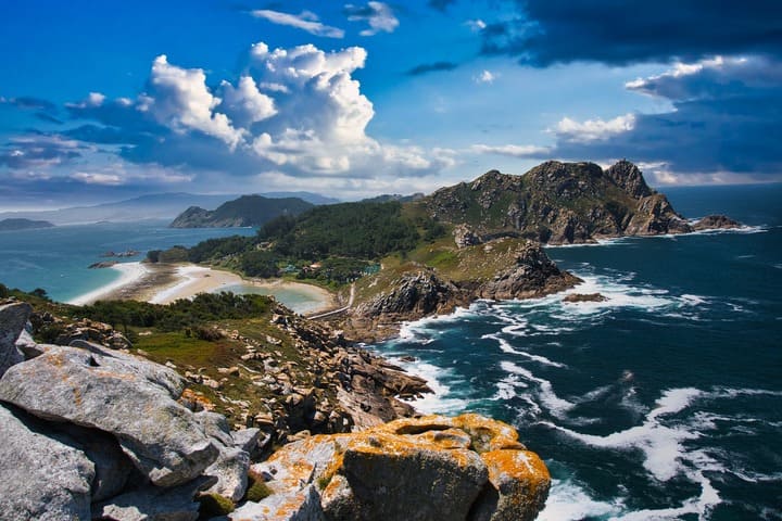 Islas Cies, vigo, galicia, mar y montañas vistas desde el cielo - weroad