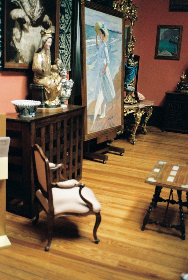 Interiores del museo Sorolla, con el cuadro Elena Sorolla en la playa en primer plano