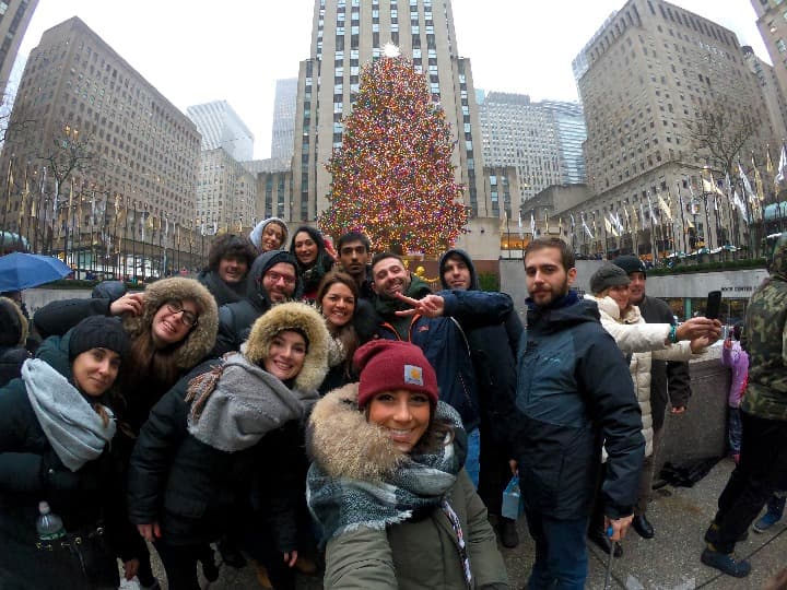 grupo ed viajeros weroad en nueva york delante de un arbol de navidad, durante uno de los puentes 2024