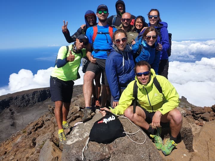foto de grupo de viajeros weroad en la cumbre de una montaña haciendo trekking en azores
