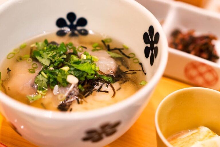 cuenco con sopa de miso, Misoshiru, comida típica de japón - weroad