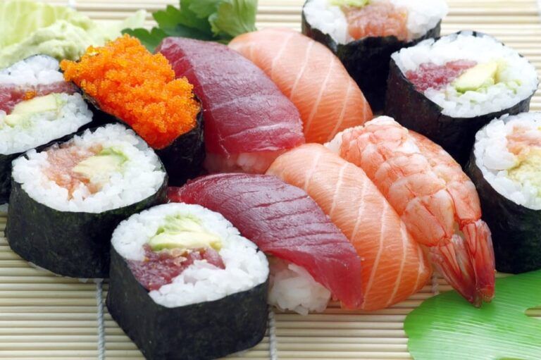 set de piezas de sushi, la comida típica de japón encima de un plato de bambú - weroad