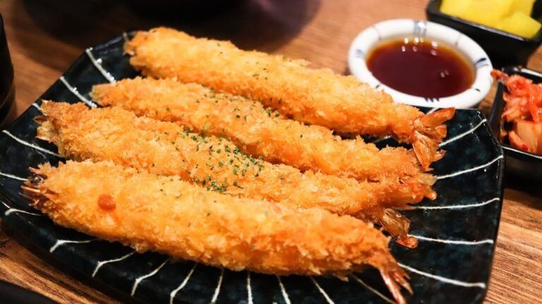 verdura frita en tempura con su salsa al lado, comida típica de japón - weroad