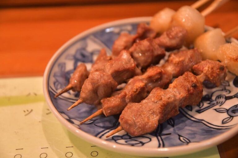 plato con brochetas de carne de pollo, los Yakitori, comida típuca de japón - weroad