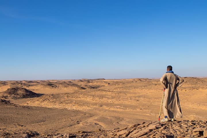hombre de espaldas vestido con túnica en medio del desierto en egipto - weroad