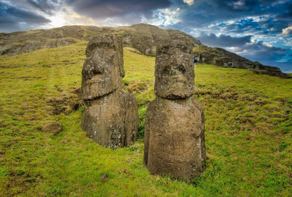 dos estatuas de piedra, los moai, en Ahu Tongariki, destino de la isla de pascua