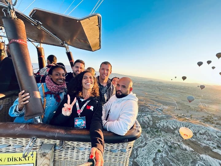 selfie de viajeros de weroad en un globo aerostático volando por capadocia, junto a estambul, destino perfecto para el puente de todos los santos