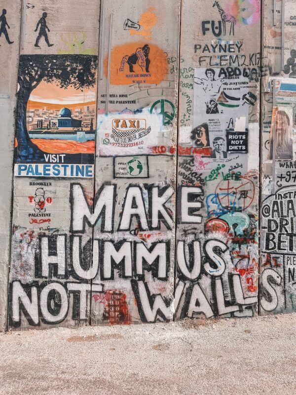murales de banksy en belén que pone make hummus not war - weroad