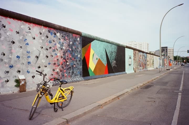 murales en el muro de berlin, una de las mejores street art cities - weroad