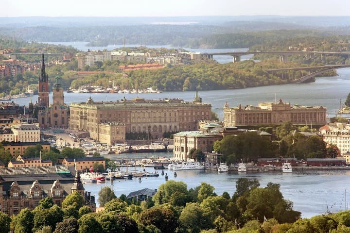 vista aerea de la ciudad de estocolmo, palacio real y árboles - weroad