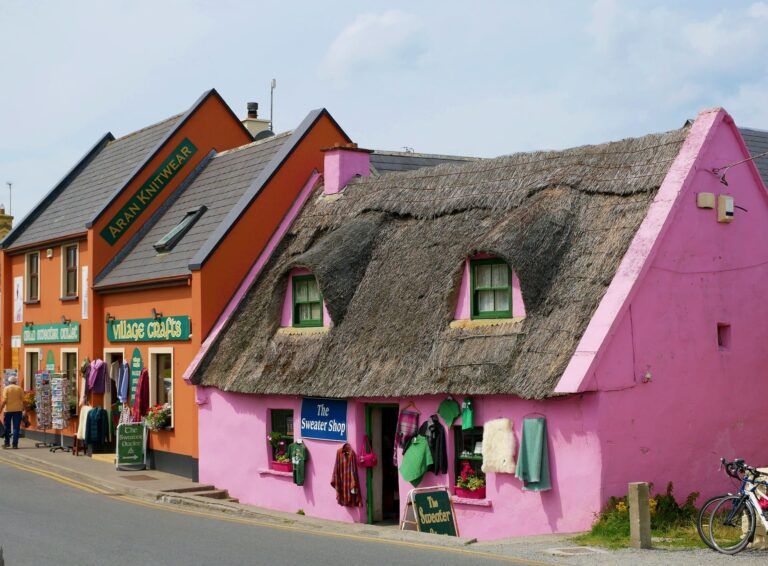 casa rosa con techo con paja en doolin - weroad