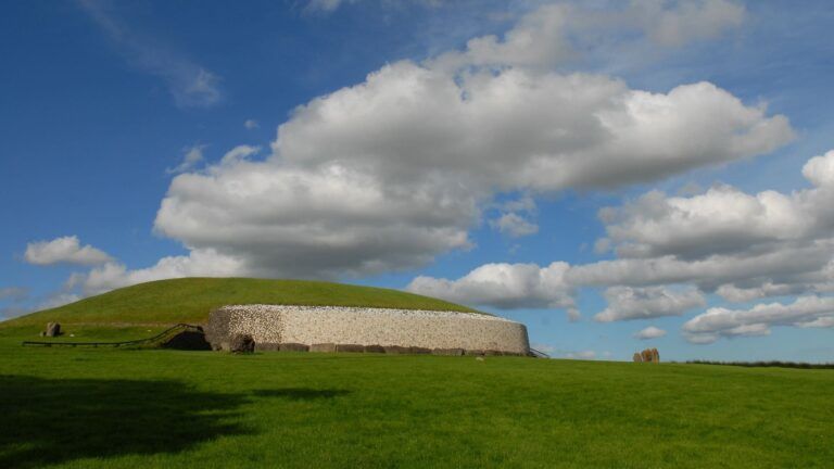 cúmulo de piedra en newgrange, algo que ver en irlanda - weroad