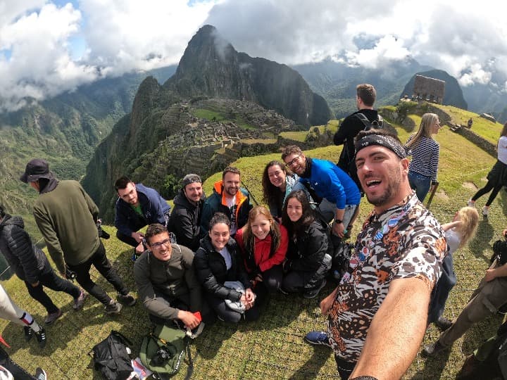 selfie de viajeros weroad en peru, en la zona de machu picchu