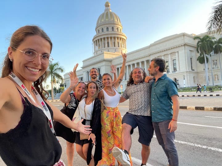 selfie de viajeros weroad delante de edificio en cuba