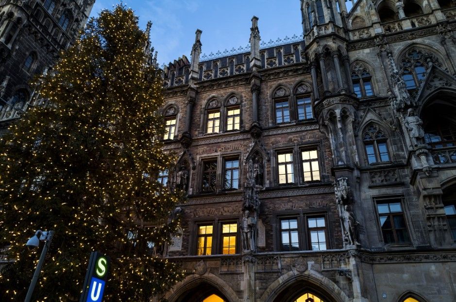arbol de navidad delante de un edificio en munich, uno de los mejores destinos para visitar mercadillos de navidad en europa