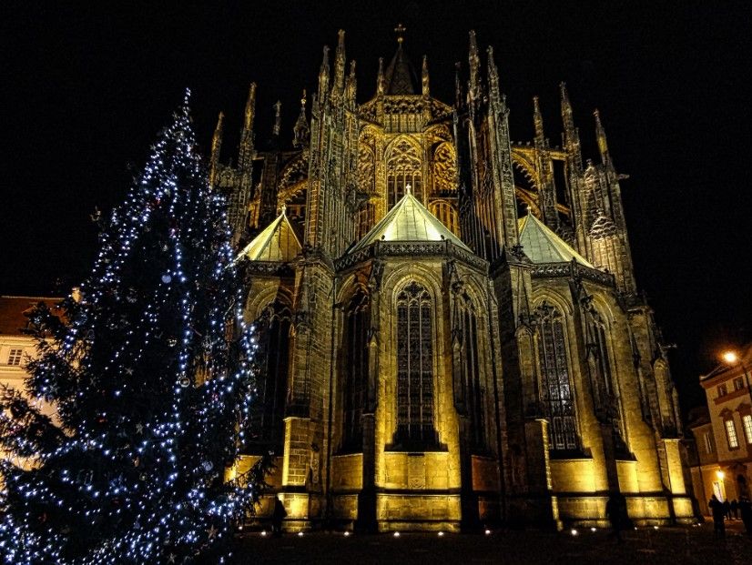 catedral de praga con delante arbol de navidad con luces. destino ideal para visitar uno de los mejores mercadillos de navidad en europa