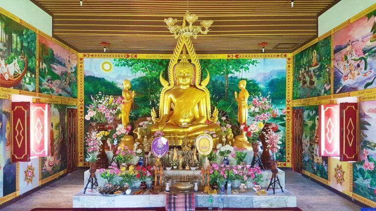 estatua dorada de buda y templo alrededor. tailandia es un buen destino para vivir l año nuevo en el mundo