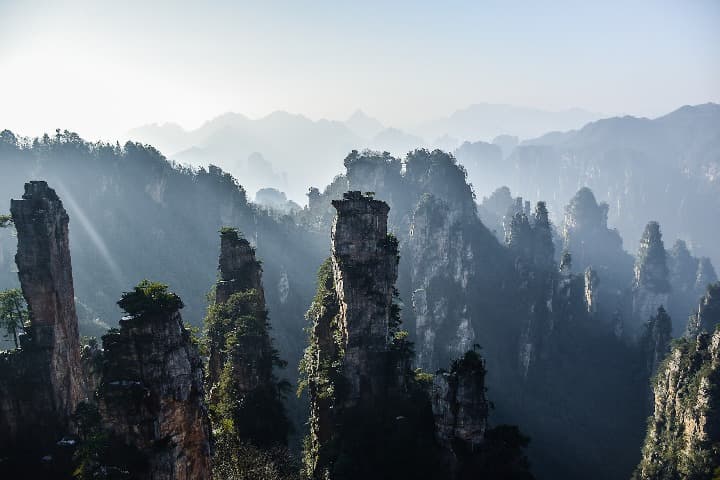 formaciones rocosas con zonas verdes en el Parque Forestal de Zhangjiajie, china