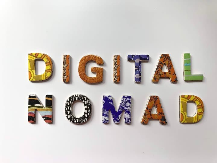 escrita digital nomad con letras de distintos colores