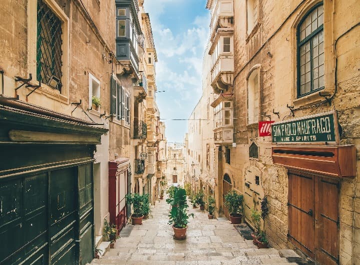 calle estrecha de la ciudad de la valeta, malta, uno de los mejores destinos para nómadas digitales