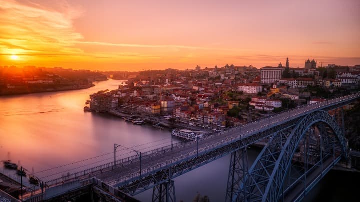 vista de porto al atardecer, portugal es uno de los mejores destinos para nomadas digitales