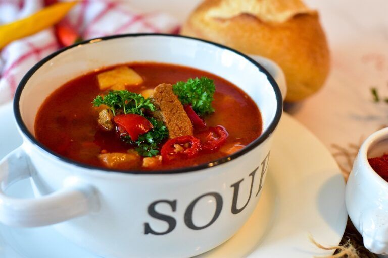 cobanec, un guiso de carne cocinado en caldero en una taza con escrito soup