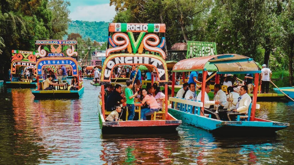 barcos con famílias en los jardines flotantes de Xochimilco, algo que ver en ciudad de mexico