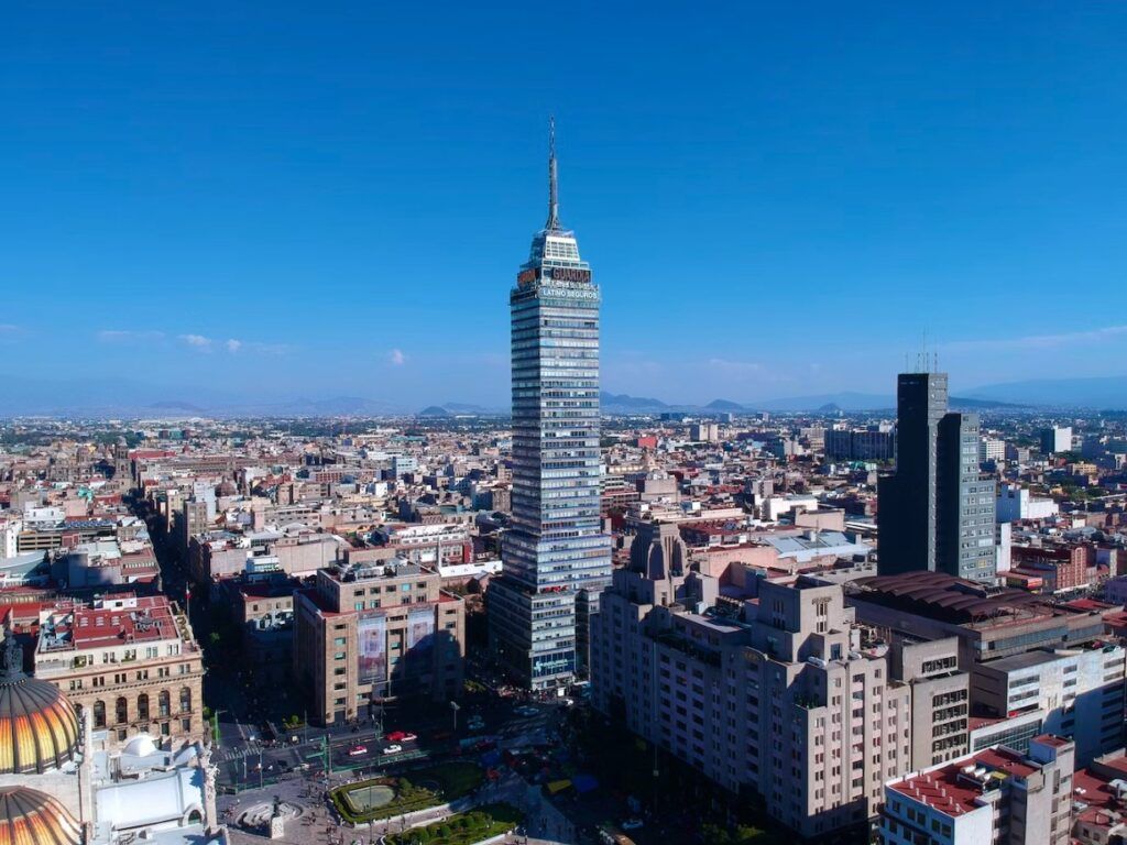 rascacielos en medio de edificios, torre latinoamericana en ciuad de mexico