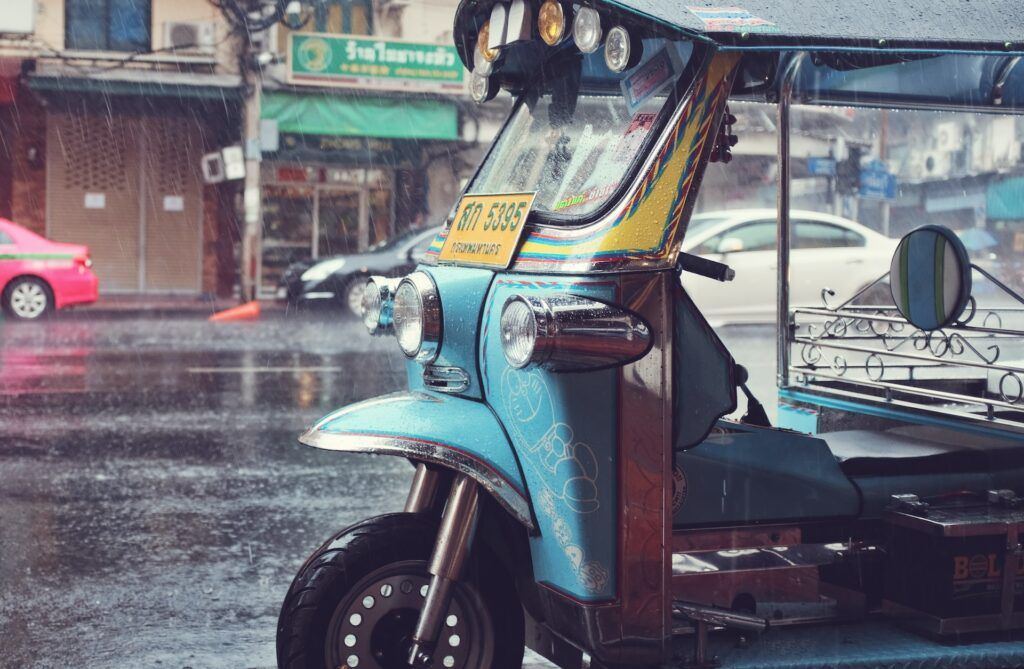Tuk Tuk en Bangkok bajo la lluvia