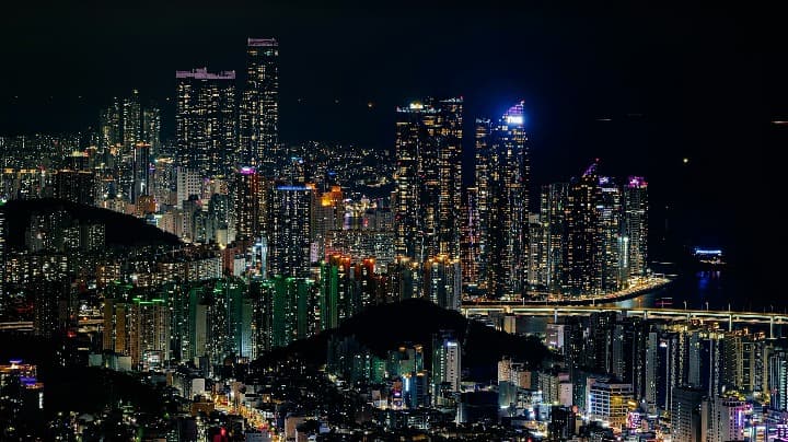 rascacielos iluminados de noche en busan, corea del sur