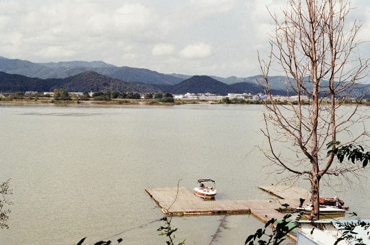 vista de un lago en chuncheon