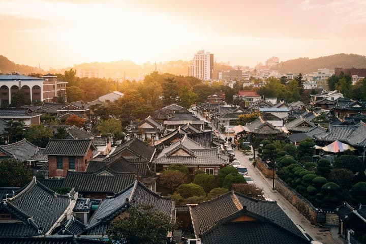 vista de la ciudad de jeonju, casas tradicionales coreanas y arboles