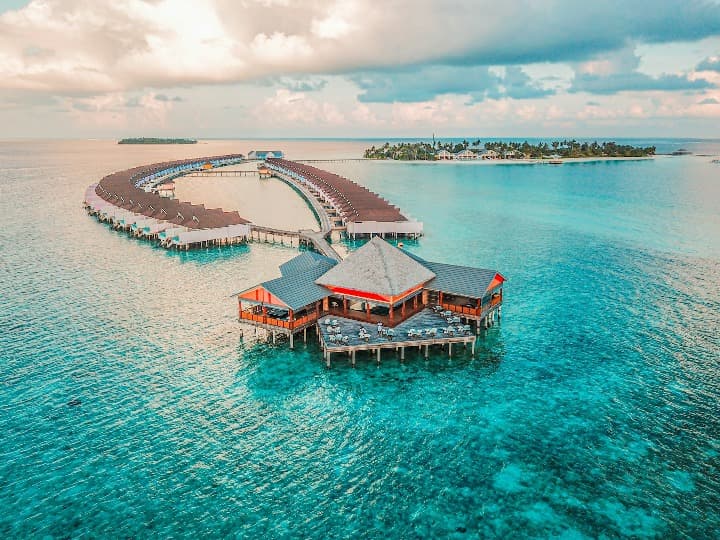 hotel en medio del mar en maldivas, destino a donde viajar en febrero para encontrar calor