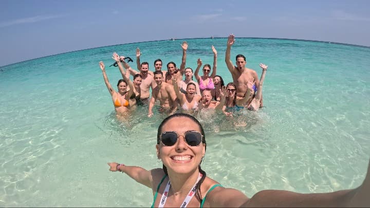 selfie de grupo de viajeros weroad en el mar