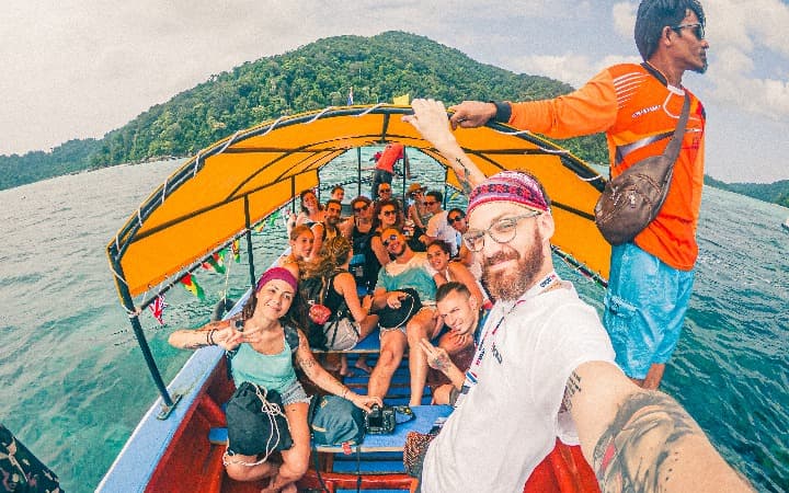 selfie de grupo de viajeros de weroad en un barco en tailandia, destino perfecto a donde viajar en febrero