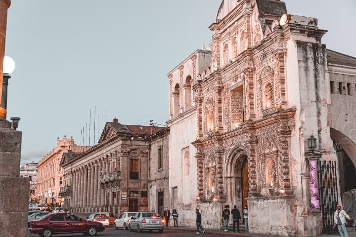 fachada de iglesia y calle en xela o Quetzaltenango