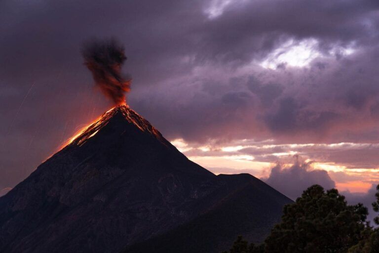 volcan eruptando en guatemala, cielo lila detrás