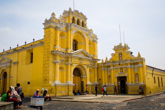Iglesia de la Merced, edificio amarillo en ciudad de guatemala