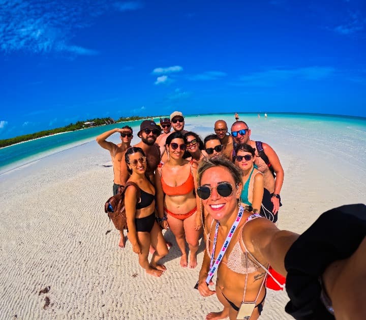 selfie de grupo de viajeros weroad, una de las mejores agencias de viajes para singles
