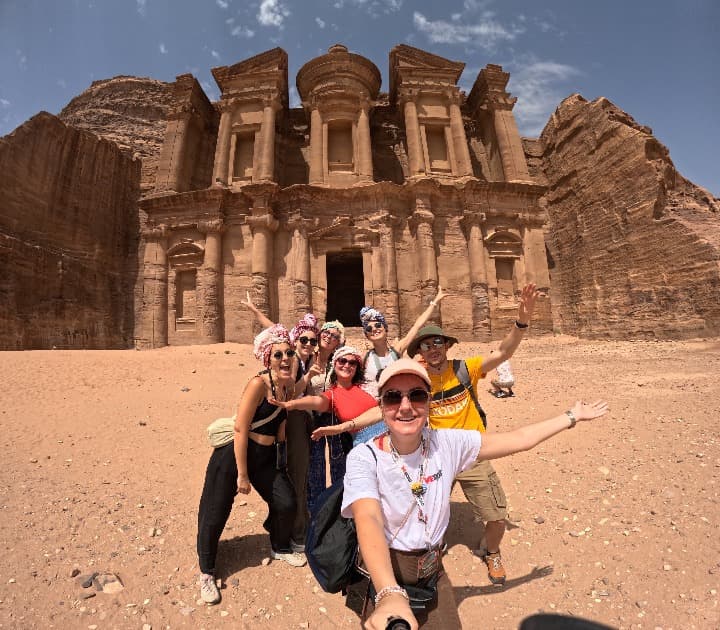 selfie de viajeros weroad delante del tesoro de petra, se trata de una de las mejores agencias de viajes para viajar en grupo